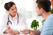 Ärztin berät einen jungen Patient