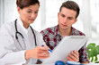 Ärztin berät einen jungen Patient