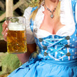 Dirndl Dekolletee mit Maß Bier