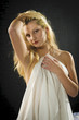 Blondine mit Laken