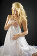 Blondine mit Laken