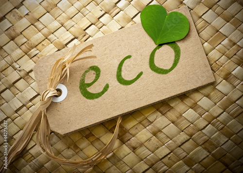 Foto: eco friendly label written onto a cardboard eco friendly label written onto a cardboard