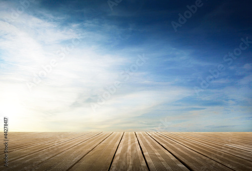 Photo: passerella di legno con cielo passerella di legno con cielo