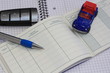 Büromaterial mit Fahrtenbuch und Stift