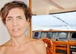 donna su motonave in cabina di pilotaggio