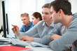 Studenten arbeiten am Computer