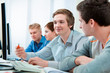 Studenten arbeiten am Computer