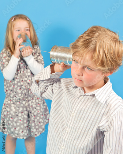 Photo: Kinder mit Dosentelefon Kinder mit Dosentelefon