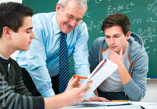 Photo: Studenten mit dem Dozenten im Klassenraum Studenten mit dem Dozenten im Klassenraum
