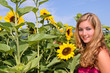 Sommer-Glück: Frau im Sonnenblumen-Feld