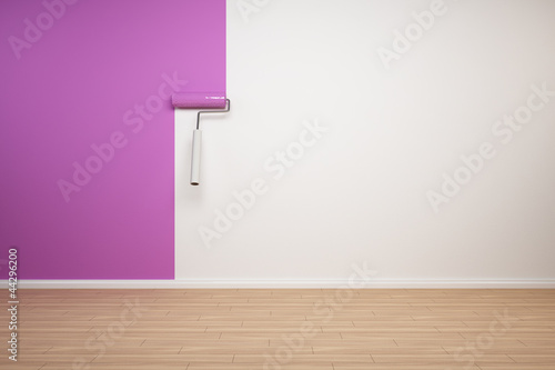 Illustration: Wand wird violett gestrichen Wand wird violett gestrichen