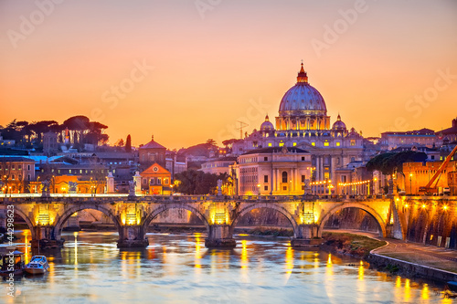 Katedra Świętego Piotra o zachodzie słońca, Rzym, Włochy