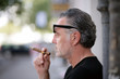 Photo: Mann raucht Zigarre Mann raucht Zigarre