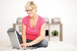 Frau geht zuhause ins Internet