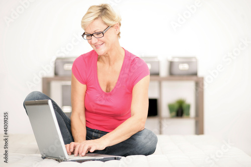 Photo: Frau geht zuhause ins Internet Frau geht zuhause ins Internet