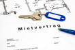 Mietvertrag mit Schlüßel und Kugelschreiber