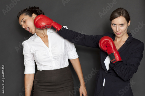 Photo: Geschäftsfrauen mit roten Boxhandschuhen Geschäftsfrauen mit roten Boxhandschuhen