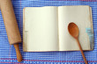 Backbuch mit Utensilien