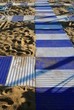 Foto: plastic boards path on the sandy beach plastic boards path on the sandy beach