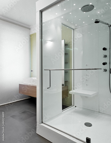 Photo: box doccia in vetro in bagno moderno box doccia in vetro in bagno moderno