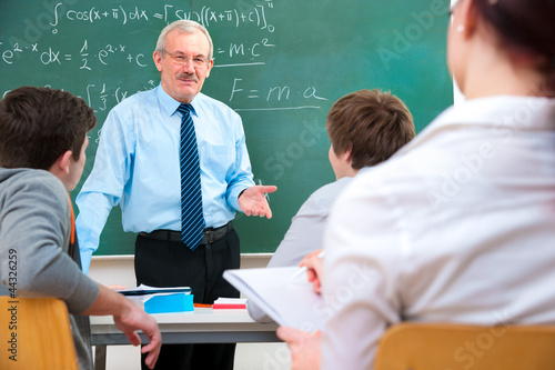 Photo: Dozent mit Studenten im Klassenraum Dozent mit Studenten im Klassenraum