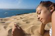 Photo: allongée sur la dune allongée sur la dune