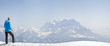 frau blickt vom pendling zum wilden kaiser in österreich