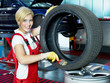 Foto: Female apprentice for mechanic learning to fit a summer tyre Female apprentice for mechanic learning to fit a summer tyre