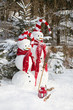 Zwei Weihnachtsmänner im Wald