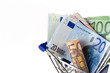 Banknoten im Einkaufswagen