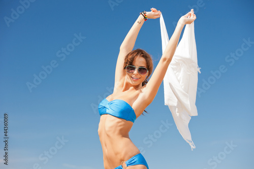 Foto: happy woman with white sarong on the beach happy woman with white sarong on the beach