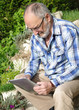 homme senior se servant d'une tablette