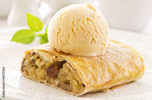 Photo: Apfelstrudel mit Eis Apfelstrudel mit Eis