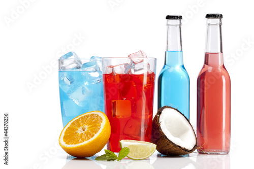 Foto: Exotic alcohol drinks set with fruits Exotic alcohol drinks set with fruits
