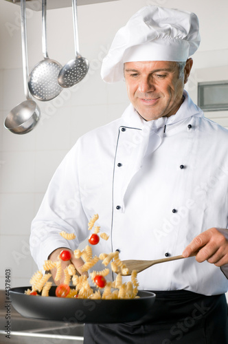 Foto: Chef cooking pasta Chef cooking pasta
