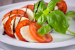 Tomate Mozzarella mit Basilikum