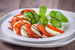 Tomate Mozzarella mit Basilikum