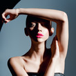 Foto: beautiful women red lips posing in studio beautiful women red lips posing in studio