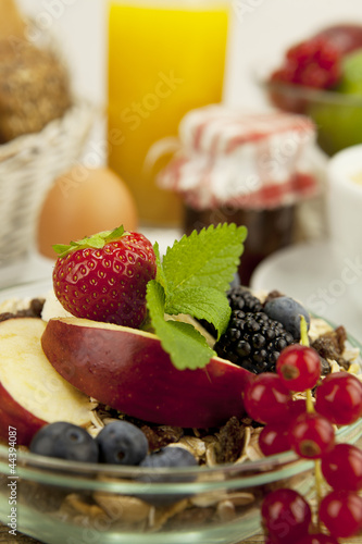 Photo: Gesundes frühstück mit cornflakes kaffee und früchten auf ein Gesundes frühstück mit cornflakes kaffee und früchten auf ein