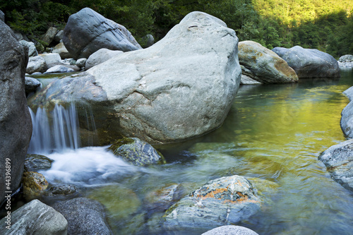 Photo: torrente con cascata al tramonto torrente con cascata al tramonto