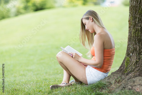 Photo: Im Schatten lesen Im Schatten lesen