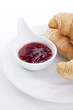 frisches croissant mit erdbeer marmelade isoliert auf weiß