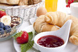 französisches Frühstück mit croissant und Marmelade isoliert