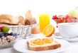 frisches Frühstück mit toast, marmelade, Saft und Ei isoliert