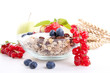 leckeres gesundes Frühstück mit cornflakes und früchten isoli