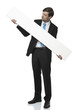 junger mann im anzug mit schild
