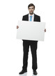 junger mann im anzug mit schild