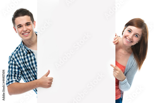 Photo: Teenagers mit Werbeschild Teenagers mit Werbeschild