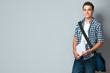 Teenager mit Schultasche