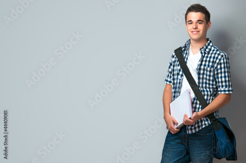 Photo: Teenager mit Schultasche Teenager mit Schultasche